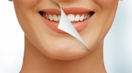 Wybielanie zębów – FAQ, czyli odpowiedzi na najczęstsze pytania LIFESTYLE, Uroda - Osoby z białymi zębami wyglądają o 5 lat młodziej i 20% atrakcyjniej - wynika z badań brytyjskich naukowców. Dlatego biały uśmiech jest nieustannie modny. Eksperci odpowiadają na najczęściej zadawane pytania związane z zabiegiem.