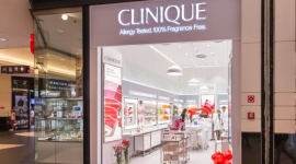 Salon Clinique już otwarty – poznaj typ swojej skóry oraz jej potrzeby LIFESTYLE, Uroda - Promienie UV, klimatyzacja, niedobory snu, przypadkowe zabiegi mogą mieć destruktywny wpływ na skórę. Aby jej pomóc, trzeba ją poznać. Teraz to prostsze niż kiedykolwiek wcześniej – w Magnolia Park otwarto pierwszy na Dolnym Śląsku salon Clinique.