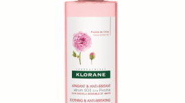 KLORANE SERUM SOS NA BAZIE PIWONII LIFESTYLE, Uroda - Pierwszy produkt stworzony przez Klorane, który łagodzi i redukuje podrażnienia już po pierwszym zastosowaniu, dzięki wysokiemu stężeniu wyciągu z Piwonii chińskiej (20x więcej niż w szamponie).