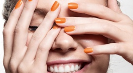 Jak odbudować paznokcie po manicure hybrydowym? LIFESTYLE, Uroda - Manicure hybrydowy stał się coraz bardziej popularny. Ostatnio nawet nie trzeba już odwiedzać salonu żeby go zrobić, coraz częściej same w domowym zaciszu jesteśmy w stanie go wykonać. Co jednak zrobić kiedy hybryda zniszczyła płytkę paznokci? Jak ją odbudować? Podpowiadamy!