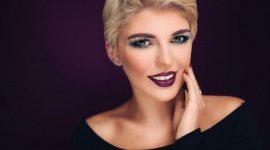 Makijażowe trendy na jesień/zimę 2017 LIFESTYLE, Uroda - Delia Cosmetics przedstawia nowy look makijażowy na tegoroczną jesień. W tym sezonie stawiamy na wyraziste oko i intensywne usta w kolorze wina.