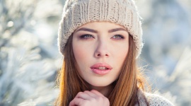 Zimowa pielęgnacja skóry LIFESTYLE, Uroda - Zimą skóra twarzy jest narażona na szereg szkodliwych czynników, takich jak niskie temperatury, wiatr, opady atmosferyczne czy suche powietrze w ogrzewanych pomieszczeniach. Należy więc w szczególny sposób zadbać o jej prawidłową pielęgnację i skuteczną ochronę.