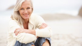 Jak zadbać o skórę w okresie menopauzy? LIFESTYLE, Uroda - Menopauza to często bardzo trudny czas w życiu kobiety. Z medycznego punktu widzenia jest to naturalny etap, w praktyce jednak wiele pań utożsamia przekwitanie wyłącznie z szeregiem nieprzyjemnych i utrudniających codzienne życie objawów, w tym także starzeniem skóry.