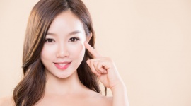 „Baby Face Beauty”, czyli idealna cera według Azjatek LIFESTYLE, Uroda - Już od kilku lat koreańskie kosmetyki cieszą się w Polsce ogromną popularnością. Z niemałą zazdrością patrzymy na idealnie gładkie i rozświetlone twarze Azjatek. To zasługa makijażu, który ma wydobywać naturalne piękno każdej kobiety, ale także wytrwałej pielęgnacji.