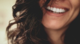 Zapytaj stomatologa – Białe zęby i piękny uśmiech LIFESTYLE, Uroda - Dowiedz się czy wybielanie zębów jest bezpieczne, jakie metody są skuteczne i czy można wybielić zęby w domu?