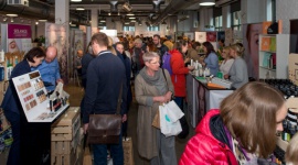 EKOCUDA PRZYCIĄGNĘŁY TŁUMY! LIFESTYLE, Uroda - Druga edycja targów kosmetyków naturalnych w Poznaniu przyciągnęła tłumy fanów naturalnej pielęgnacji. Kolejka chętnych ciągnęła się przed budynkiem jeszcze przed otwarciem drzwi Concordia Design.