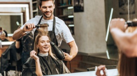 Polki u fryzjera. Jak dbamy o swoje włosy? LIFESTYLE, Uroda - Kobiety po czterdziestym roku życia chodzą do fryzjera znacznie częściej niż dwudziestoparolatki, a profesjonalne produkty do pielęgnacji włosów kupuje coraz więcej Polek - wynika z badania „Klientki salonów fryzjerskich” przeprowadzonego na zlecenie Polwell i JBS Goldwell.