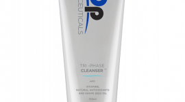 Tri Phase Cleanser, DP Dermaceuticals LIFESTYLE, Uroda - To rewolucyjny produkt do mycia twarzy, którego konsystencja przechodzi z balsamu w żel w trakcie masażu, a następnie po dodaniu wody zmienia się w mleczko.