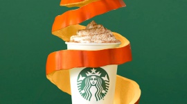 Premiera Pumpkin Spice Latte - kultowy napój od jutra w ofercie Starbucks! LIFESTYLE, Moda - 22 września, w pierwszy dzień jesieni, do oferty Starbucks powraca ulubiony sezonowy napój - Pumpkin Spice Latte - połączenie jesiennego aromatu dyni, rozgrzewających przypraw, aromatycznego espresso i puszystej bitej śmietany. Napój będzie dostępny także w wersji wegańskiej.